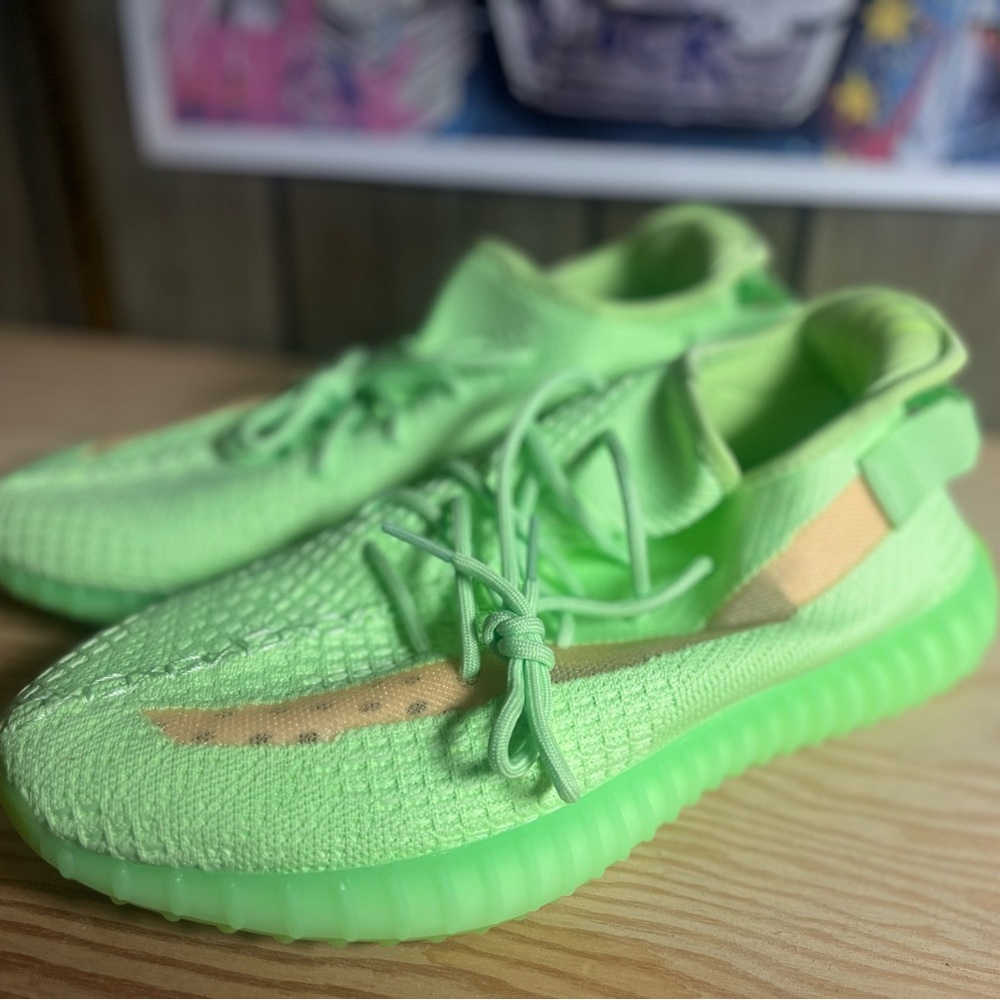 Yeezy 350 Glow - Picture 2 of 8